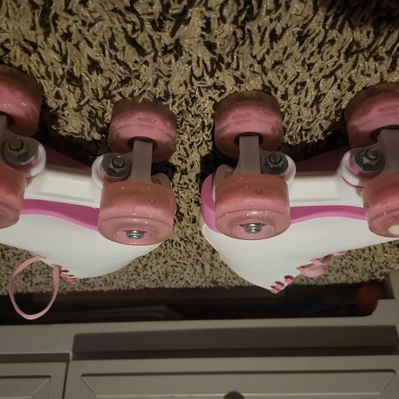 Girls Roller Skates White with Pink Hearts Light Up Wheels And Pink Pom Poms - Picture 3 of 7